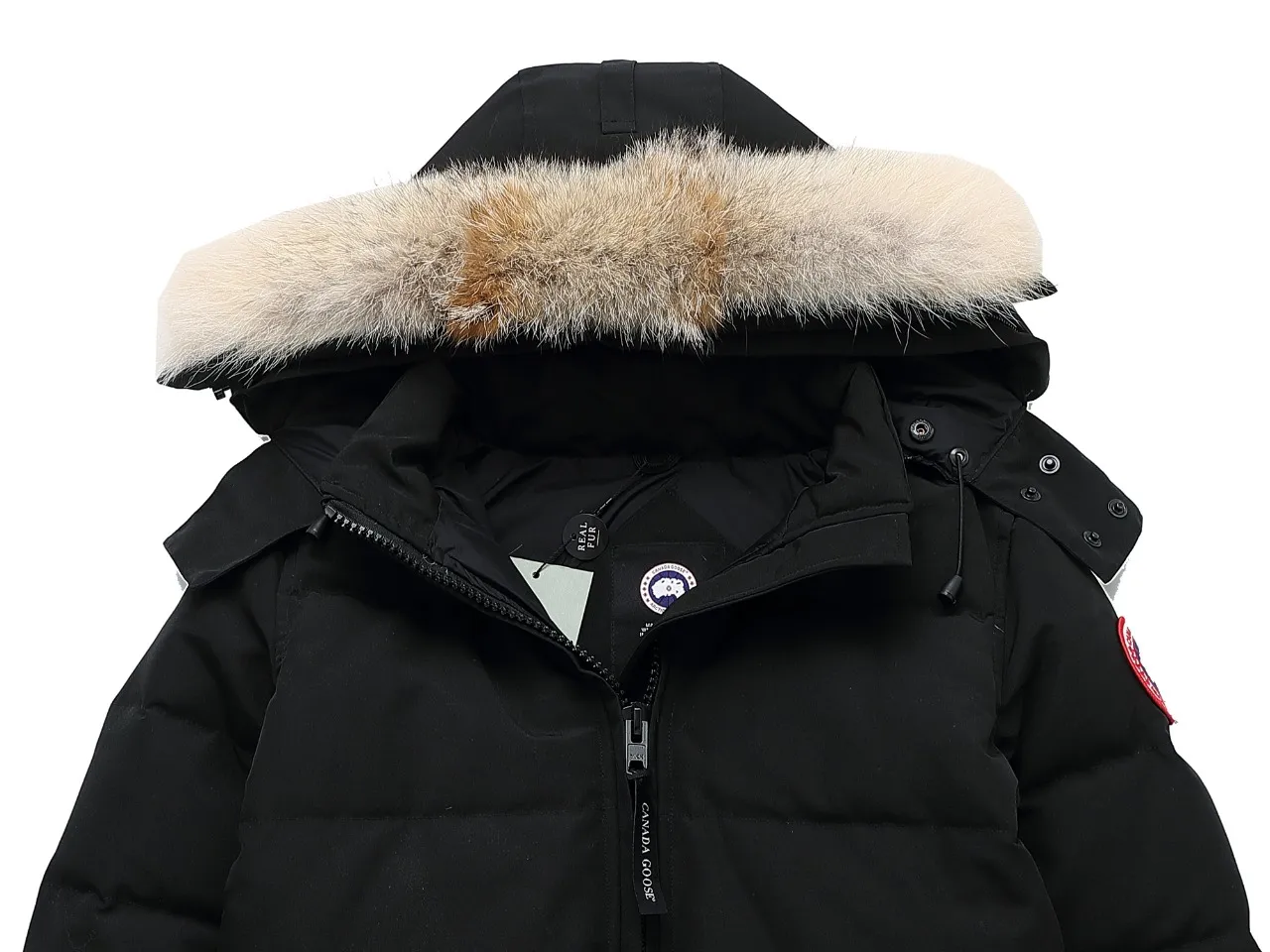 P740 Canada Goose Canada Goose #Expedition04 Parker, a treasure of Canadian origin! Limited supply worldwide! Canada Goose Model 04 is a top-notch couple model. The polar cold-proof outdoor series fur collar detachable hooded parka down jacket is the first Goose in 2024. I hope my partners will like it. Peak quality. I hope everyone can identify it together! The most popular cool items of the Big Goose family in 2024 are online. The same popular product of Yi Yang Qianxi is said to be a joint limited edition Big Goose that cannot be bought in autumn and winter. If you dislike the sameness of the Big Goose in the past, then this model will definitely give you a different experience! This year's most powerful couple's collection for autumn and winter is online, a top-notch luxurious ready-to-wear style, paired with an outdoor warm down jacket with great style and charm! The most standard and classic items of the Daye family in the past two years are equipped with unique reflective stripes for embellishment, which further shows the high-end fashion performance effect. With the embellishment of hardware buckles, it has excellent performance effect. The upper body is clean, simple and elegant, even for urban leisure. It is suitable for various occasions. Designed with large pockets, this model has a large capacity and is equipped with reflective stripes, making it safer at night. It is suitable for various adventure activities. It is made of windproof and waterproof technical materials. The interior is filled with full white duck down, which is absolutely cold-proof and warm. It also has a stand-up collar design and fine fluff at the collar, with meticulous attention to detail! The charm of this model is also more spiritual, and the upper body has more temperament and specifications. It perfectly shows the ultra-high standard of fashionable performance of this model, integrating outdoor and life, and you can even create high-street wear! The most pinnacle limited-edition goose that we have presented so far, both in terms of design and detailed materials, it is completely outstanding. The grand and evergreen version design is matched with cool reflective elements. The overall appearance can be said to be quite high, and it has that kind of powerful outdoor performance! It combines high-end casual attributes with high-street style. It is high-grade, domineering, warm, and beautiful. The visibility of the upper body is quite strong, and the configuration of the owl element is highly brand-recognizable. The overall brand performance and visual effects are fully enhanced, and it also has a sense of high-end fashion and fashionable performance. It is a top-quality product that must be purchased, because this is the most awesome down brand on the earth and one of Canada's three national treasure brands. It is also a very sentimental down luxury brand. In the field of polar cold-proof clothing, Goose has made an irreplaceable contribution.